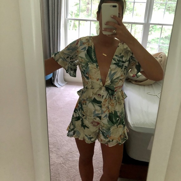 Hello Molly Size M Dainty Floral Romper - Picture 2 of 5